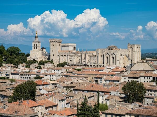 Photographie vue du ciel du Palais des Papes d'Avignon. La photographie offre une vue panoramique sur le centre-ville historique d'Avignon.