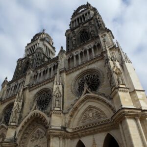 Photographie de face de la cathédrale Sainte-Croix d'Orléans