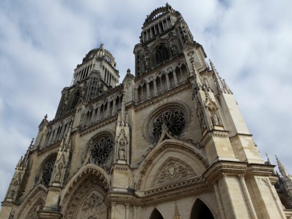Photographie de face de la cathédrale Sainte-Croix d'Orléans