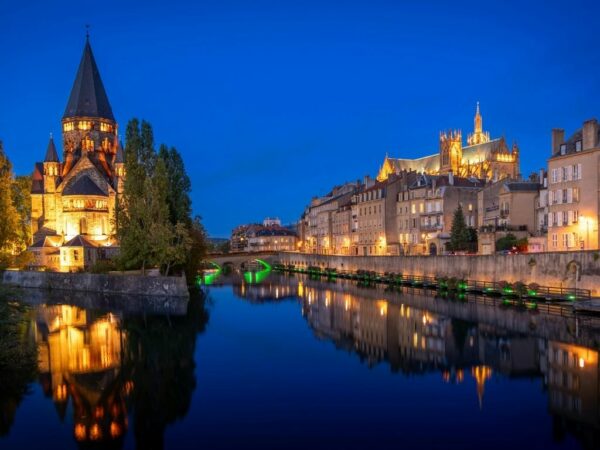 Photographie de Metz vue de la Moselle.